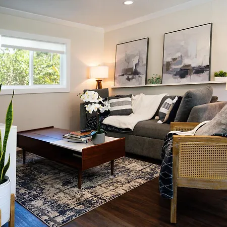 Shares Courtyard Luxury Apt - New!